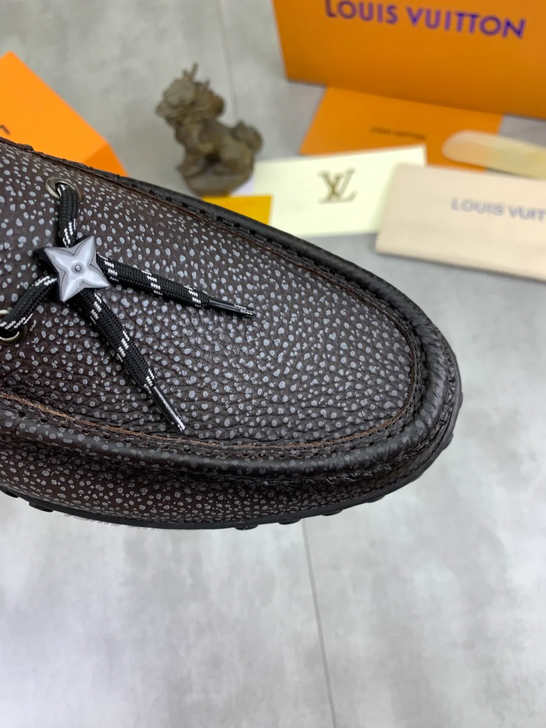 Men's Men's Shoes 💰P640 New Style 💶[LOUIS VUITTON] Water-dyed Niuli Original Order New Style 🍀LV Louis Vuitton *——Top version of LV classic leather shoes! Made of imported original calfskin, original leather side strips and wear-resistant high-end rubber outsole! High quality products! Color: black optional Size: 39-45
